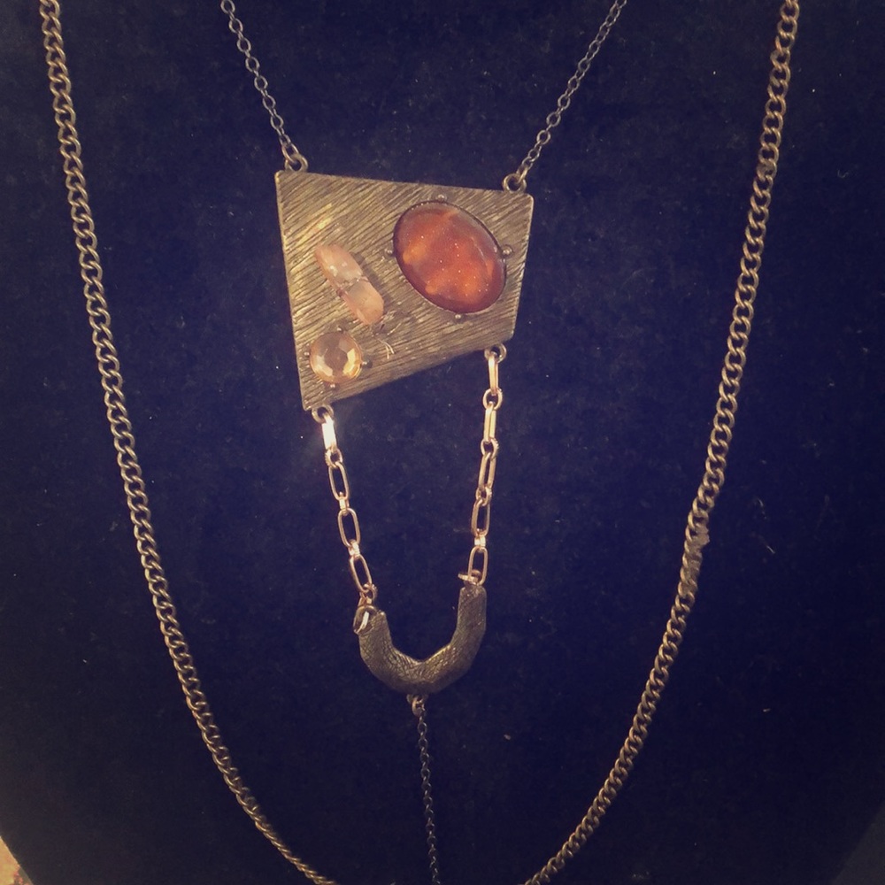 Necklace with 3 stones very unique design